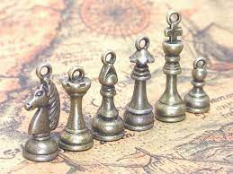 チェス駒のチャーム 金古美 6個 チェスゲーム 童話 ピアス イヤリング ハンドメイド用アクセサリーパーツ素材 チェス 駒 アクセサリー チェス