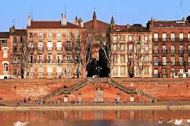 La Ville Vetue De Rose Toulouse Ville Rose Ville France