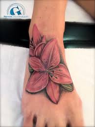 La beauté de cette fleur exotique en fait un bon motif de tatouage pour n'importe qui. Tatouage Pied Graphicaderme