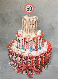 Ein Cooles Geschenk Zum Geburtstag Die Torte Aus Sussigkeiten Der Innenkorper Wird Aus Styro Sussigkeiten Geschenk Geschenke Zum Geburtstag Sussigkeiten Basteln