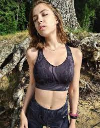 Dalam video terlihat miha nika mengenakan jas hujan dan menampilkan tato yang ada di lengan kirinya. Xi47ppf2tmilhm