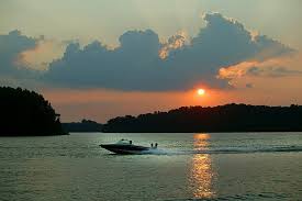 Gorgeous homes, boat slips, and even a floating restaurant, twin creeks is the perfect location to begin your lake life. File Boat On Tims Ford Jpg Wikimedia Commons