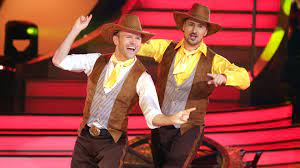 Eine woche nachdem der dancing star 2021 gekürt wird, sind die profis nochmal an der reihe und treten in einer eigenen challenge gegeneinander an: Erstes Manner Duo Das Sind Die Let S Dance Paare 2021 Promiflash De
