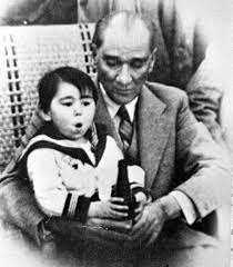 Elbette, atatürk yanındakilere emir verdi. Ataturk Un Cocuklar Ve Gencler Uzerine Soyledigi Zamanin Cok Otesinde 15 Soz Onedio Com