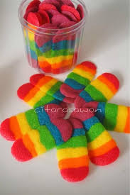 Kue lidah kucing is a small indonesian biscuit (kue kering) shaped somewhatlike a cat's tongue (long and flat).1 they are sweet and crunchy. Resipi Citarasawan Biskut Lidah Kucing Pelangi Original Citarasawan Kue Pelangi Kue Kering Kue