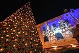 Vlog de 4 minute din sibiu la targul de craciun. Foto Targul De CrÄƒciun De La Sibiu Cum AratÄƒ Bradul Artificial In Valoare De 630 000 De Lei Este AlcÄƒtuit Din Peste 2 400 De CrenguÅ£e Si Peste 5 000 De Globuri Ziarul Unirea