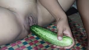 แหกหีเอาแตงกวายัดแตดจนน้ำแตก - XNXX.COM