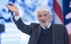 Nella sua lunga carriera è passato dalla musica, al teatro, alla letteratura, ambito in cui ha riscosso un successo strepitoso con romanzi come io uccido che ha venduto oltre 4 milioni di copie. Gigi Proietti Ricoverato In Terapia Intensiva E Grave