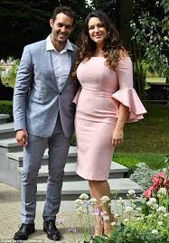Koronavirüs salgını nedeniyle tedbirli davranan ünlü model ve sunucu kelly brook, sevgilisi jeremy parisi ile birleşik krallık'ta doğa ile iç içe bir otelde keyif yapıyor. Kelly Brook Cosies Up To Jeremy Parisi At Hampton Court Flower Show Kelly Brook Bikini Kelly Brook Style Kelly Brook