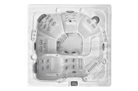 Un clavier de commandes, un boîtier de contrôle, un réchauffeur. Spa Exterieur Balneo 5000 De Trevi Chateauguay