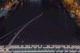 The mast was built in steel curved, like the eight sections that form the gateway and the 31 cables that connect the board with the mast. Santiago Calatrava S Samuel Beckett Bridge Becomes A Playable Harp