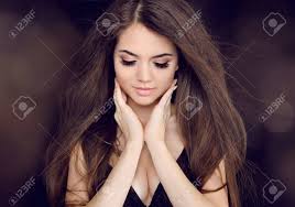 Braun gilt als die verbreiteste haarfarbe weltweit, braune haare besitzen aber einen besonderen charme. Schone Frau Mit Langen Braunen Haaren Fashion Lange Frisuren Lizenzfreie Fotos Bilder Und Stock Fotografie Image 18184959