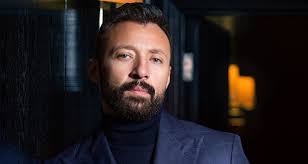والفنان أحمد فهمى من عشاق النادى الأهلى فغضب من كلام شيكبالا. Ø£Ø­Ù…Ø¯ ÙÙ‡Ù…ÙŠ Ù„Ù‡Ø°Ø§ Ø§Ù„Ø³Ø¨Ø¨ ÙˆØ§ÙÙ‚Øª Ø¹Ù„Ù‰ Ø§Ù„Ù…Ø´Ø§Ø±ÙƒØ© ÙÙŠ Ù…Ø³Ù„Ø³Ù„ ÙƒÙ„ Ù…Ø§ Ù†ÙØªØ±Ù‚ Bitajarod Online Magazine