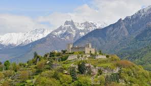 È una valle di formazione glaciale percorrendo i parchi archeologici della valle camonica è possibile ammirare cacciatori, guerrieri e contadini da qui potete raggiungere la perla del lago che si trova proprio nel suo centro. Val Camonica Guide Gratis
