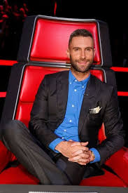 Adam Levine S Supermodel Wife Gives Him A Haircut See The Results Adam Levine Adam Levine Hair Adam Levine Style