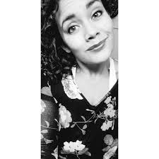 Boom Burger med pommes, BBQ-sås, Bearnaise. I bakgrunden Holy Smoke.