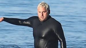 20 декабря 1983) — американский актёр, продюсер, сценарист и режиссёр. Jonah Hill Surfing In Malibu Shows Off Weight Loss At The Beach Hollywood Life