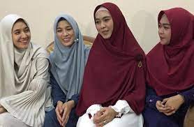 Oki setiana dewi sebagai kakak dari ria ricis memberikan wejangan untuk aurel. Oki Setiana Dewi Dan Ria Ricis Rayakan Hut Ri Dengan Mengaji Bersama Okezone Muslim
