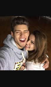 Sur une vidéo postée dans la soirée du 5 avril 2021, les deux complices se sont affichés en plein bisou. Image Integree Beautiful Men Faces Gorgeous Men Beautiful Men