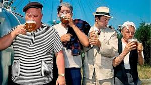 Arrivato alla presidenza tra un putin e l'altro, dmitrij medvedev lanciò nel 2011 un primo attacco, facendo rientrare nella classificazione di alcolici anche le bevande con un contenuto inferiore al 10% come birra e vino che prima erano considerate alimentari. Ma E Vera La Storia Che Fino Al 2011 In Russia La Birra Non Era Considerata Una Bevanda Alcolica Russia Beyond Italia