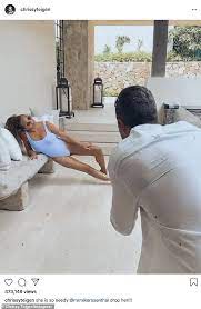 She is famed as chrissy teigen. Chrissy Teigen Zeigt Wunderschone Figur In Flieder Badeanzug Als Sie Posiert Fur Foto Shooting In Mexiko Aktuelle Boulevard Nachrichten Und Fotogalerien Zu Stars Sternchen