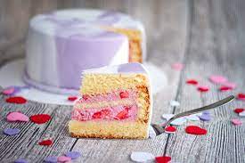 Klar, fondant und marzipan sind einfach lösungen und man kann vor allem bei motivtorten damit richtig kreativ werden, aber ein großer nachteil ist leider, dass die zuckermasse häufig auf den tellern zurückbleibt. Erdbeer Joghurt Torte Mit Verpoorten Original Eierlikor Kuchenrezepte Mit Eierlikor Verpoorten