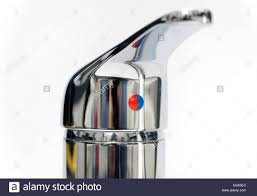 Ein wasserhahn ist eine regulierbare auslaufarmatur für wasser, zum beispiel für trinkwasser. Einen Roten Und Blauen Indikator Auf Eine Hausliche Kuche Wasserhahn Rot Fur Heiss Und Blau Fur Kalt England Uk Stockfotografie Alamy
