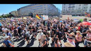 Die dfl und dazn konnten sich rechtzeitig einigen. Corona Demo Berlin Was Diese Menschen Auf Die Strasse Zieht Youtube