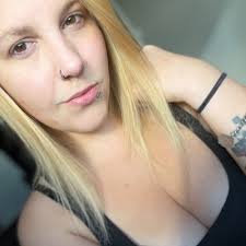 Lizzie Hunter (@Lizziefaceee)