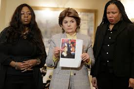 Kelly's trial began in brooklyn's federal district court wednesday with prosecutors branding him a 'predator' in their opening statements and the … R Kelly Scandal Two New Accusers Detail Encounter At Hotel With Star