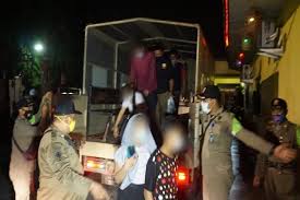 Uang, ktp, sim c, sim b1. Mengaku Dari Pondok Pesantren 2 Pasang Remaja Ditemukan Dalam 1 Kamar Hotel Di Mojokerto