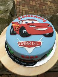 Zum 3 Geburtstag Von Dem Kleinen Gabriel Gab Es Heute Auf Dem Geburtstagstisch Eine Cars Torte Er Liebt Das Rote Auto Uber Alles Cake Birthday Cake Birthday