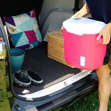 車の足元の汚れを防止する カーラグです 雨の日や荷物を積み込む際に 気になる車内の汚れ 必要な時だけ敷いて 汚れてしまっても手軽に洗えるので とっても便利なアイテムです ハサミで好きな形にカットできるので 車のサイズに合わせてお使い頂けます ma