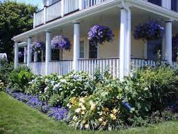 46 Gorgeous Farmhouse Landscaping Front Yard Ideas Porch Landscaping Farmhouse Landscaping Front Porch Landscape Whether you already have a porch or are planning on adding a new one, a front porch provides a great opportunity for landscaping.