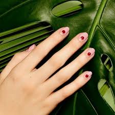 Nageldesign Bildergalerie Welche Sind Die Aktuellen Fingernagel Trends 2020 Minimalist Nails Weltraum Nagel Und Rote Nagel