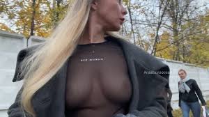 一个女孩显示她的乳房，而走在城市