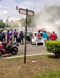 Pada masa sama sebuah kereta disyaki proton perdana yang melalui jalan bertentangan tidak sempat mengelak terus melanggar mangsa yang terbaring di atas jalan, katanya kepada sinar harian, hari ini. Video Pemandu Mavt Di Tempat Kejadian Selepas Rempuh 3 Kenderaan Online Live Today Media