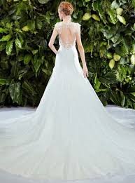 Questi abiti da sposa semplici in mikado, crepe, organza e tulle ti faranno sentire unica con scollature raffinate, maniche lunghe e pizzi delicati, per ogni sposa che sogna semplicità, eleganza e fascino senza tempo! Abito Da Sposa Semplice Ed Elegante In Pizzo Con Spalline Larghe Di Pizzo