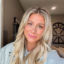 Tina Batey's Instagram, Twitter & Facebook