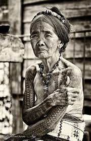 Westerners Travel From All Over The World To Get A Tattoo From This 92 Year Old Woman Filipino Tattoos Philippines Tattoo Old Women