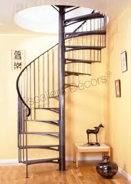 Dans un couloir, des marches en bois forment des caissons de différentes tailles. Escalier Colimacon En Kit Style Atelier Escaliers Decors