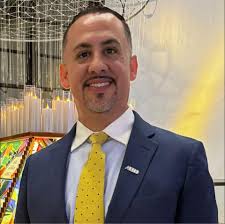 Cónsul of Ecuador Beatriz Stein junto a su hija, Tenor David Rivera junto a  sus padres, Claudia Hoyos Asistente Ejecutiva para el alcalde de la coudad  de Lawrence Brian Depena and Karem