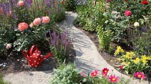 Trittsteine Mit Blattmuster Unikate Fur Deinen Garten So Machst Du Sie Selbst Gartenweg Gestalten Garten Gartenkunst