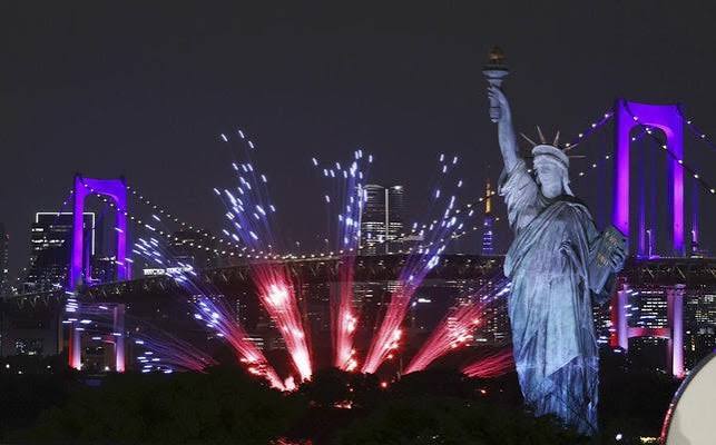 アメリカ建国２５０年、お台場でも花火やドローンショー…小池百合子知事や小泉防衛相らパーティー出席 : 読売新聞