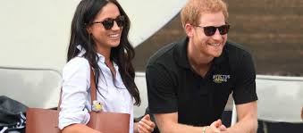 En las mismas, se le veía viendo un diario online sobre la boda, leyendo un libro sobre la historia británica, ejercitándose con pesas en un parque e incluso comprándose un traje para. Meghan Markle Y El Principe Harry Tendrian Fecha De Boda Grazia Mexico Y Latinoamerica