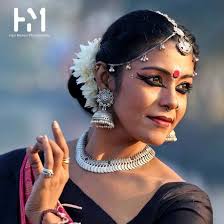 Cary Mayor Harold Weinbrecht and Morrisville Mayor TJ Cawley joined the  Taal Harmony Dance Group to dance to Bollywood songs at the Hum Sub Diwali  event in North Carolina. Their performance celebrated