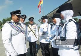 Ahmad zahid hamidi, berkata pdrm mempunyai pegawai dan anggota yang bersesuaian untuk penempatan itu dan kementerian dalam negeri bersedia menempatkan pegawai dan anggota polis diraja malaysia di jabatan kemajuan islam malaysia (jakim) sebagai. Graduan Politeknik Mukah Muncul Konstabel Terbaik Wanita