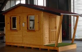 Le casette in legno prefabbricate sono costruzioni sicure e molto graziose, fantastiche come ripostigli e box auto, bagni da esterno accessoriabili anche con saune. Casette In Legno Prefabbricate Casette Da Giardino Edillegno