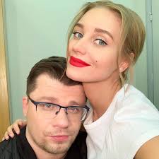 Кристина асмус на костылях рассказала о новом. Kristina Asmus Pozhalovalas Chto Ne Smozhet Provesti Otpusk S Garikom Harlamovym Vokrug Tv