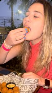 I'm just a girl” que ama Josef Burger🩷🍔🍟 Hoje é dia de trazer as suas  amigas pra relaxar e comer um burger delicioso! Vem pro @floripamall  🍻🍹🩷🍔🍟 #floripa #floripamall #dicasfloripa #gastronomia #foodporn #